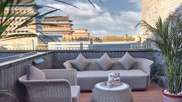 Signature Double Room | Blackout drapes, iron/ironing board, free WiFi, bed sheets