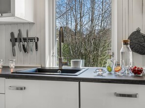 Kühlschrank, Geschirrspüler, Kochgeschirr/Geschirr/Besteck