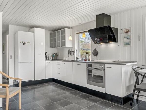 Kühlschrank, Geschirrspüler, Kochgeschirr/Geschirr/Besteck