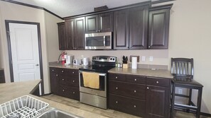 Frigorífico, microondas, horno y placa de cocina