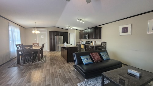 Guest suite in town-2 bedrooms/private kitchen