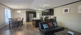 Guest suite in town-2 bedrooms/private kitchen