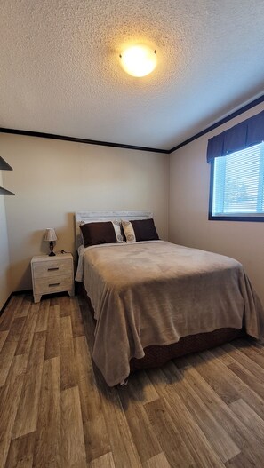 2 bedrooms, free WiFi, bed sheets - Guest suite in town-2 bedrooms/private kitchen (Stettler)
