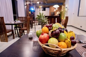 Déjeuner continental (8 USD par personne)