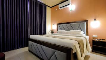 Egyptian cotton sheets, premium bedding, individually furnished, desk