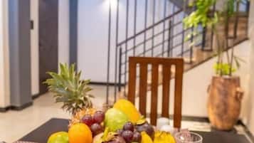 Desayuno continental diario (USD 8 por persona)