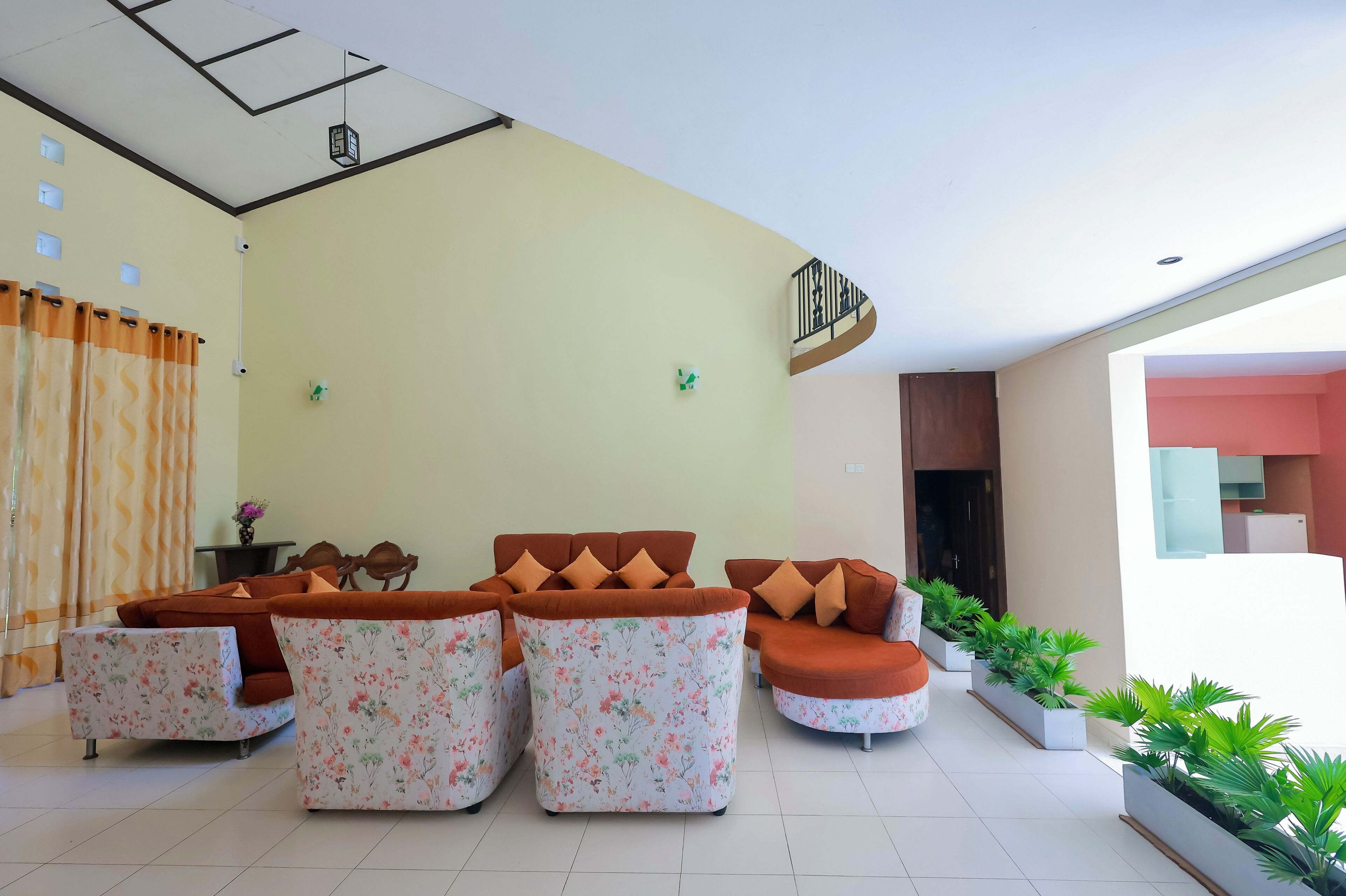 Uma sala de estar moderna com um sofá, uma mesa de centro e uma mesinha lateral com um vaso.