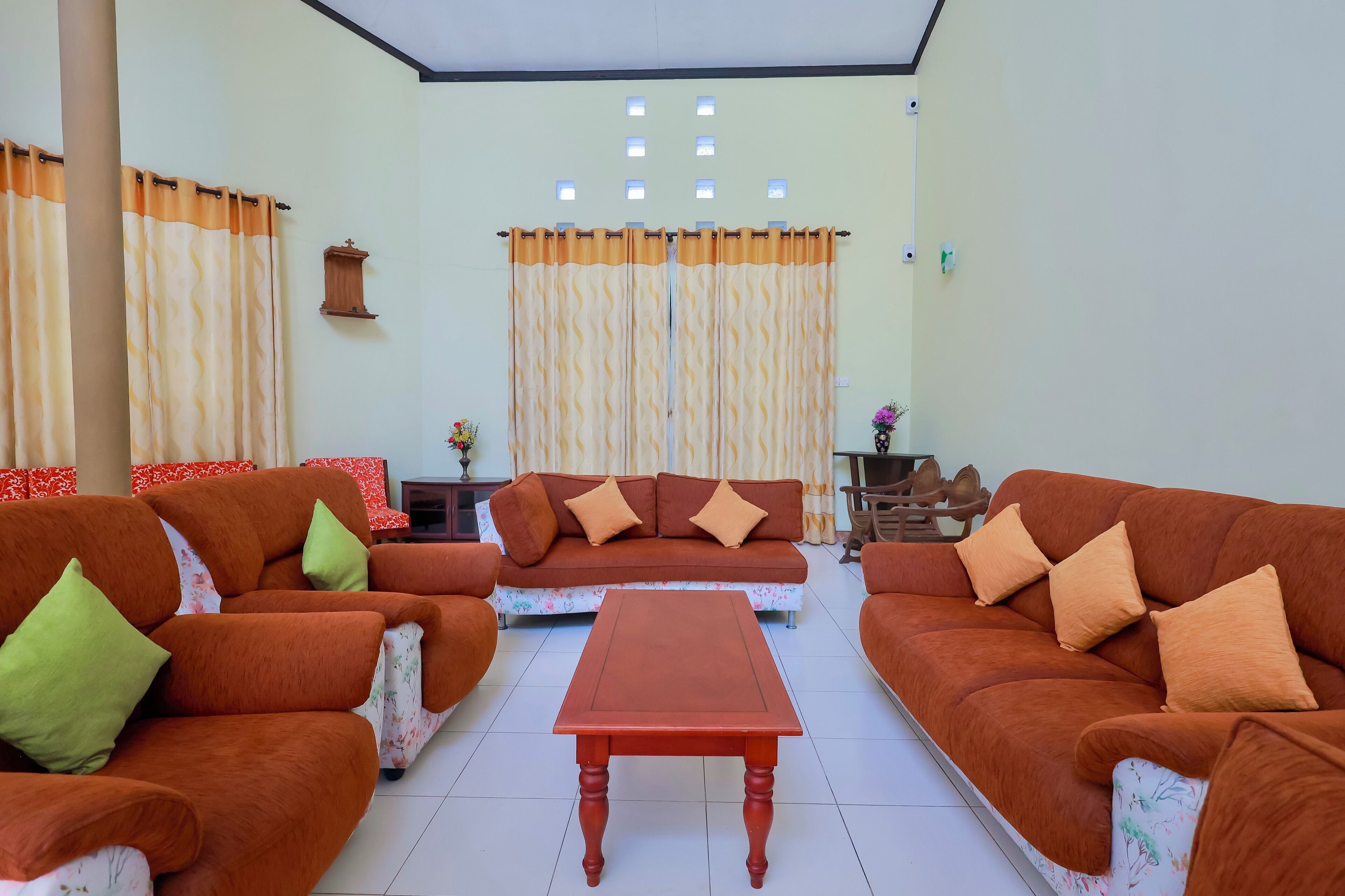 Ein Wohnzimmer mit zwei Sofas, einem Couchtisch und Vorhängen.