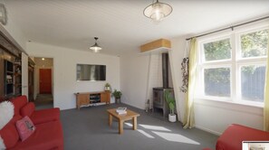 Una Smart TV, una chimenea, una impresora