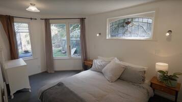 3 bedrooms, desk, iron/ironing board, WiFi