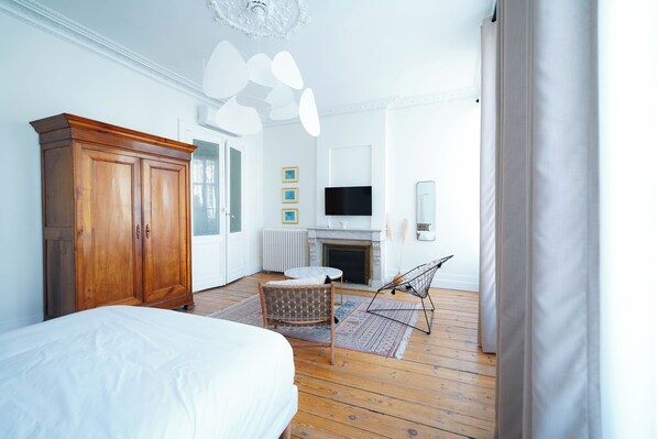 Habitación doble Deluxe, vista a la ciudad | Insonorización y wifi gratis 