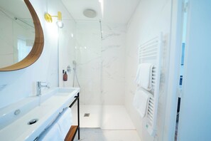 Chambre Quadruple Familiale, vue ville | Salle de bain