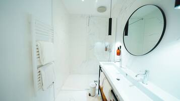 Comfort tweepersoonskamer, uitzicht op de stad | Badkamer | Een haardroger, handdoeken, zeep, shampoo