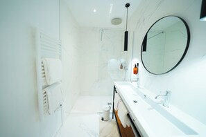 Chambre Double Confort, vue ville | Salle de bain | Sèche-cheveux, serviettes fournies, savon, shampoing