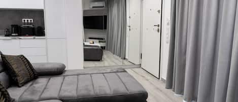 House, 2 Bedrooms, Patio, City View | Living room
