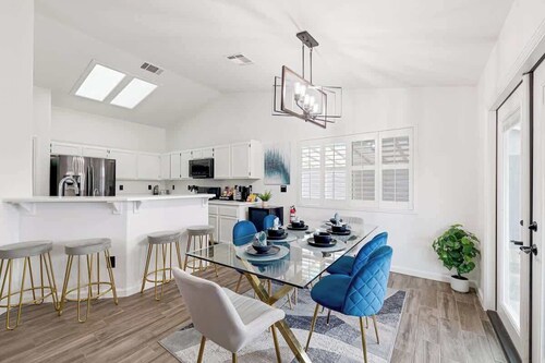 Spacious Yard+Pool Table at 5BR Modern Getaway