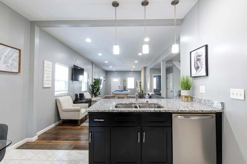 Eclectic & Spacious 6BR w/ Pool Table & Foosball