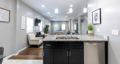 Eclectic & Spacious 6BR w/ Pool Table & Foosball