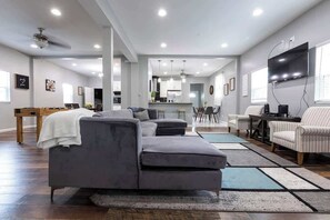 Una televisión, una chimenea, una oficina