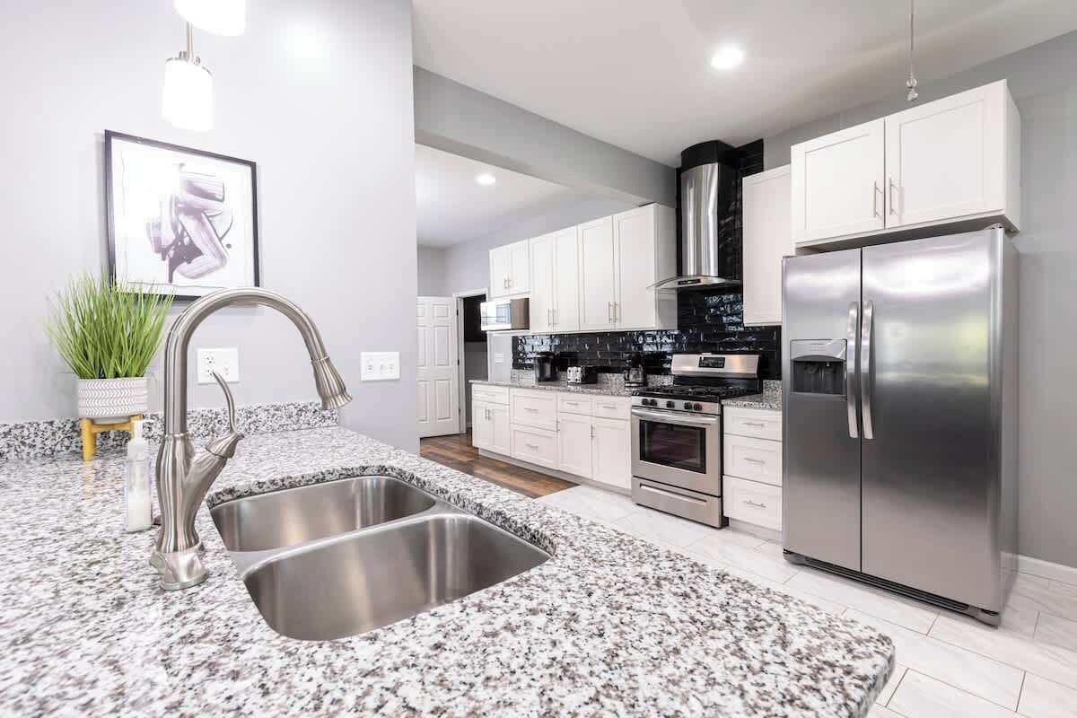 Geladeira, micro-ondas, fogão, cooktop