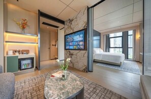 Espacio para trabajar con laptop y cortinas blackout 
