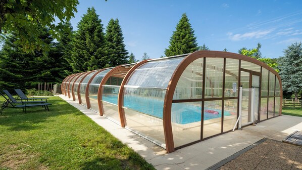Indoor pool, a heated pool - Roulottes Gîte for Groups (Chamberet)