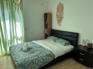 3 habitaciones, escritorio, tabla de planchar con plancha y wifi