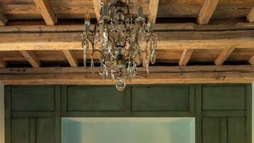 Una cama grande con cabecera de madera, dos lámparas de noche y un candelabro.