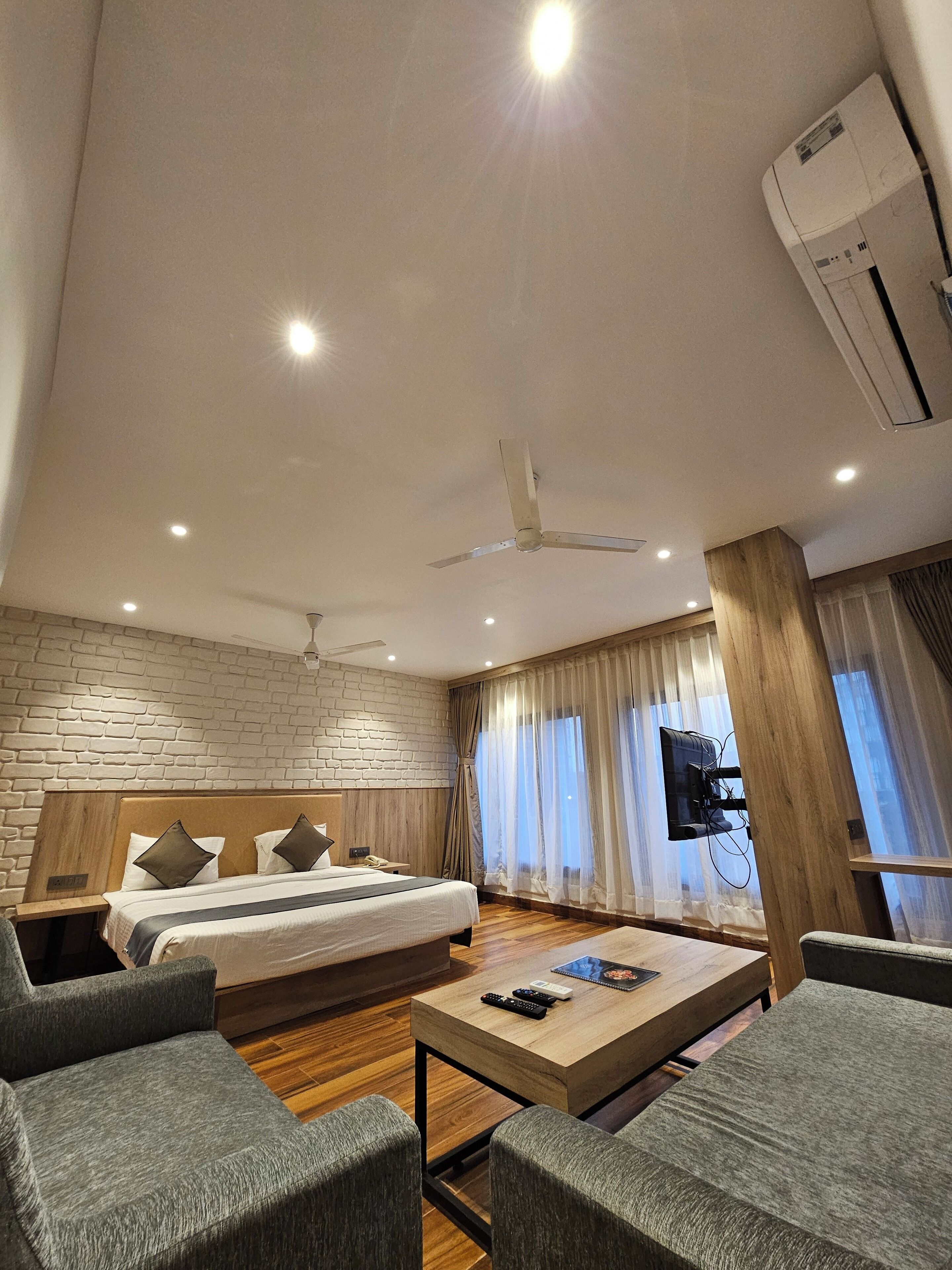 Luksus-dobbeltværelse - byudsigt | Pengeskab på værelset, skrivebord, arbejdsområde til bærbare computere