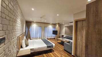 Luxury-Doppelzimmer, Stadtblick | Zimmersafe, Schreibtisch, laptopgeeigneter Arbeitsplatz