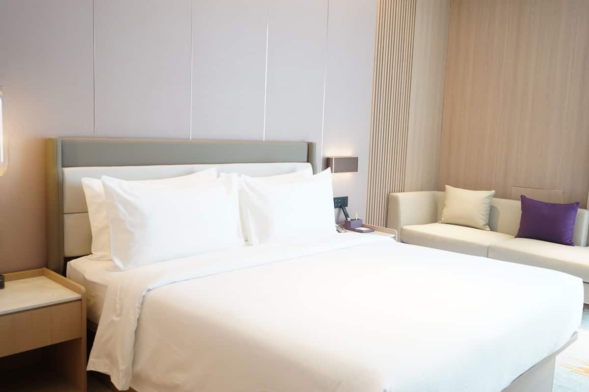 Standard Room, Non Smoking | 1 bedroom, premium bedding, pillowtop beds, minibar