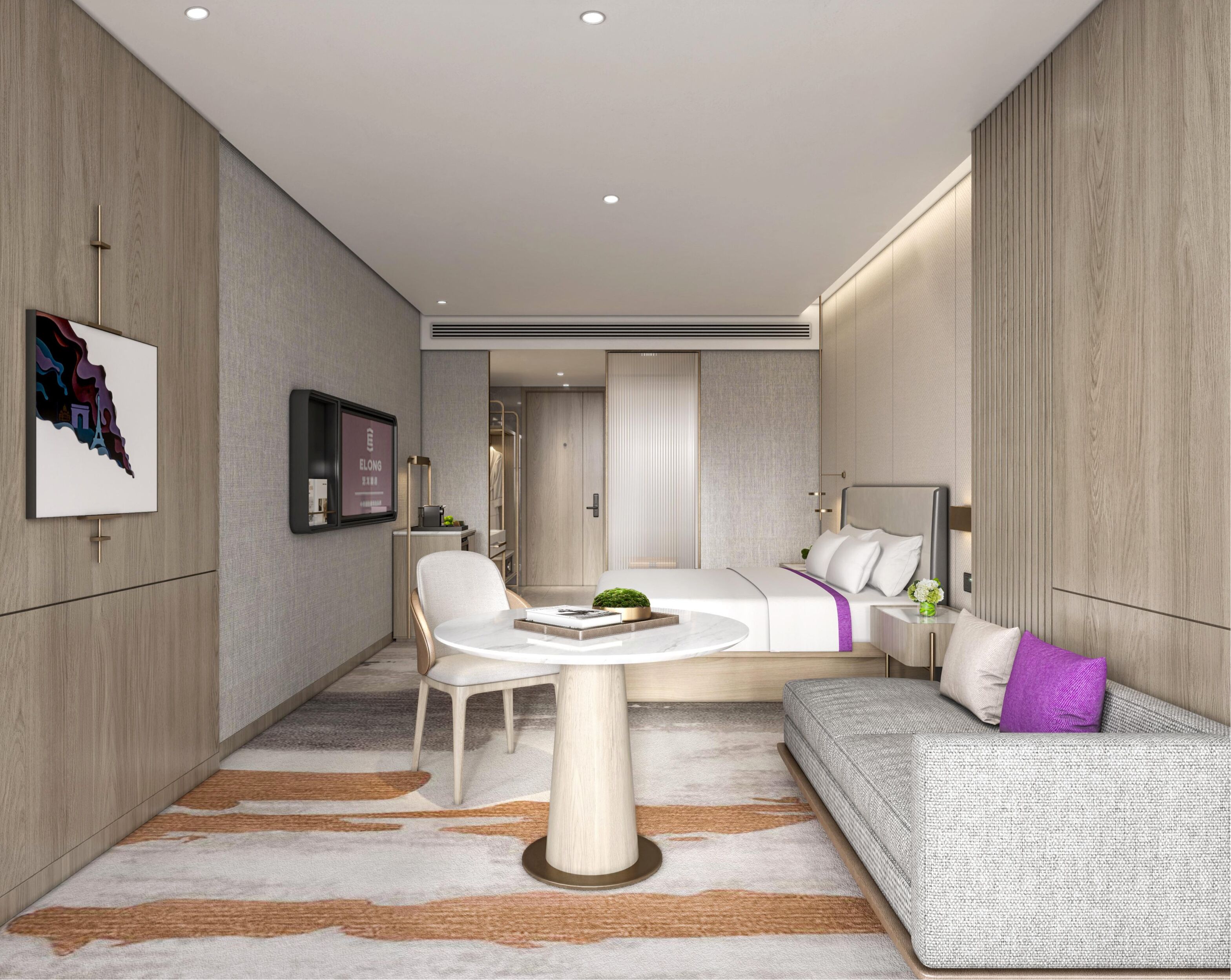 Moderni hotellihuone, jossa on sänky, sohva, ruokapöytä ja tuoli. Huoneessa on pieni pöytä, jonka päällä on kasvi ja valokuvakehys. Huoneen värimaailma on neutraali, ja seinät on verhoiltu puupaneloinnilla.
