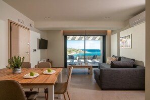 Comfort Διαμέρισμα, Μπαλκόνι, Θέα στη Θάλασσα | Περιοχή καθιστικού | Τηλεόραση LED 50 ιντσών με ψηφιακά κανάλια