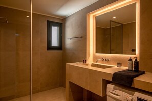 Luxury Διαμέρισμα, Μπαλκόνι, Θέα στη Θάλασσα | Μπάνιο | Πιστολάκι μαλλιών, πετσέτες, Σαπούνι, Σαμπουάν