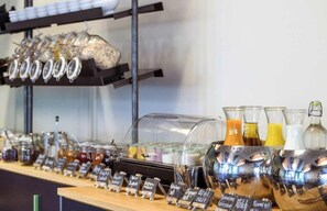 อาหารเช้าแบบบุฟเฟ่ต์ทุกวัน (CHF 28 ต่อคน)