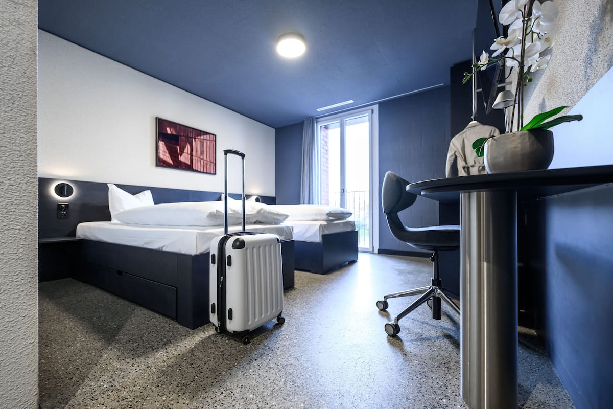 Ropa de cama hipoalergénica y caja de seguridad en la habitación