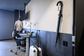 Dobbeltrom – comfort | Allergitestet sengetøy, safe på rommet, skrivebord og blendingsgardiner