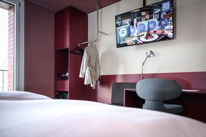 Ropa de cama hipoalergénica y caja de seguridad en la habitación 