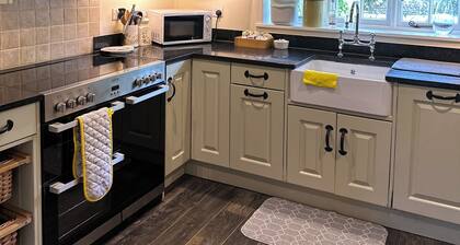 Gorgeous Cottage in Skirmett with Parking. Pet Friendly!