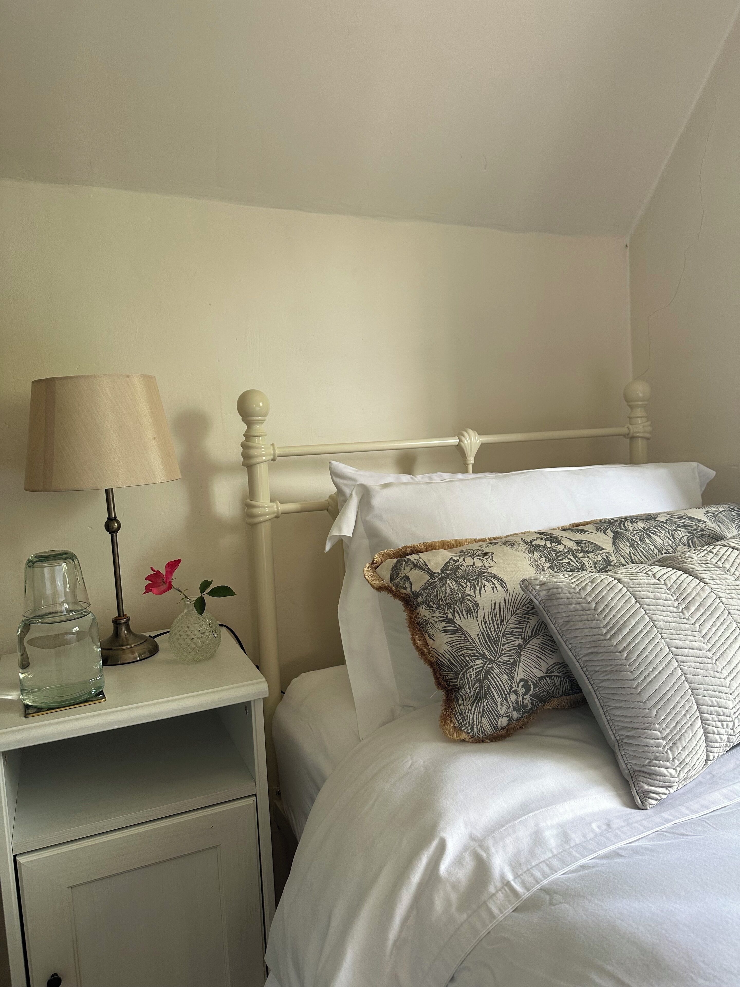 3 chambres, bureau, fer et planche à repasser, lit parapluie