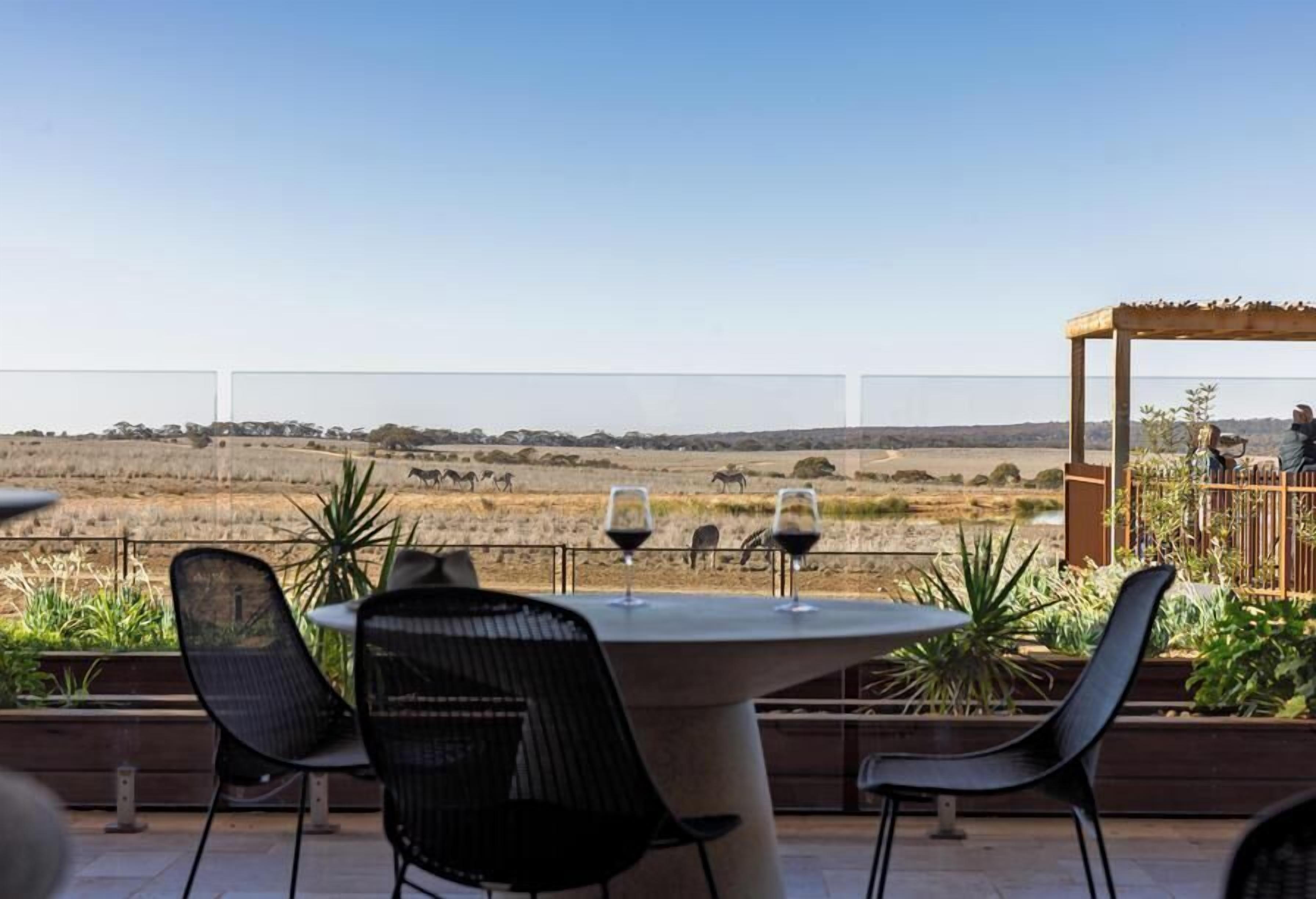 遮光カーテン、アイロン / アイロン台、WiFi (無料)、ベッドシーツ