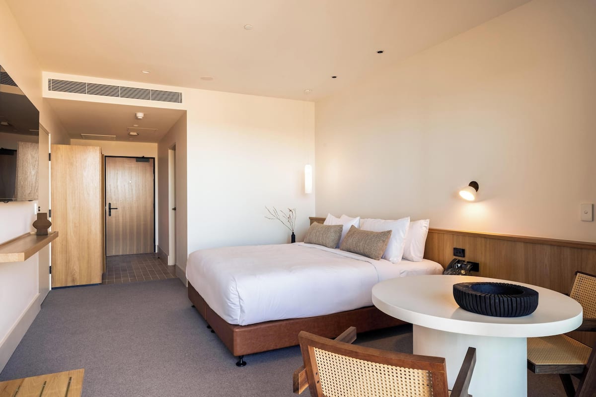 1 bedroom, blackout drapes, iron/ironing board, free WiFi