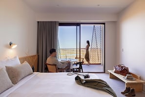 Standardrum - 1 kingsize-säng - utsikt mot poolen | 1 sovrum, mörkläggningsgardiner, strykjärn/strykbräda och gratis wi-fi