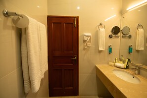Deluxe-Zweibettzimmer | Badezimmer | Dusche, Hausschuhe, Seife, Toilettenpapier