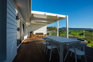 Outdoor dining - Luxury Coastal Vineyard Escape | Willow Scape | Crooked River Estate (Gerringong)