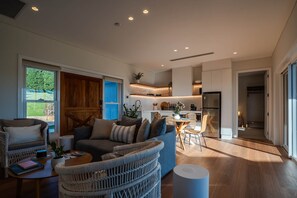 TV - Luxury Coastal Vineyard Escape | Willow Scape | Crooked River Estate (Gerringong)