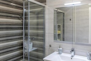 Ducha, secador de pelo y toallas