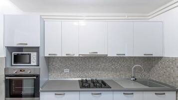 Frigorifero, microonde, forno, piano cottura