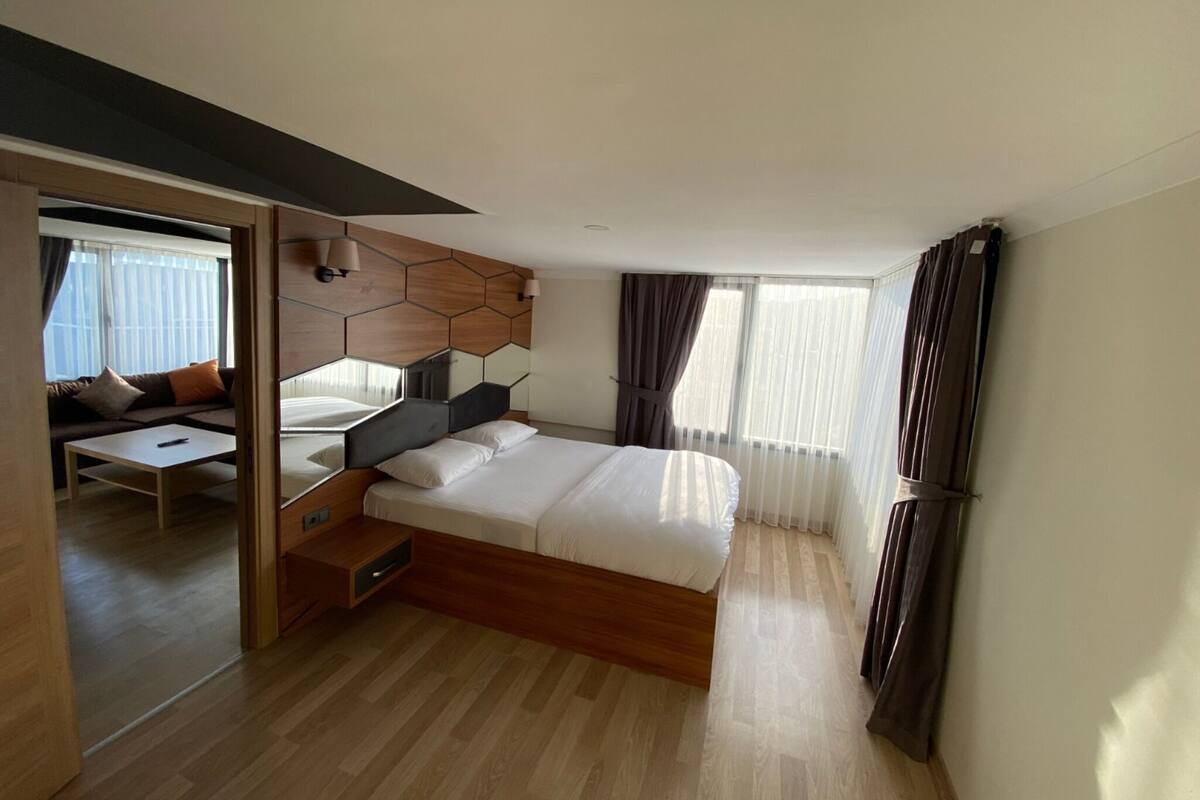 Premium bedding, minibar, in-room safe, WiFi (free)