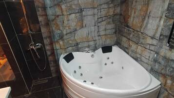 Elite-huone | Kylpyhuone | Hiustenkuivaaja, tohvelit